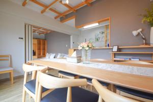 奈良Comfy Stay TDS的一间带长桌和椅子的用餐室