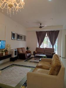 新山Dhana Palace Homestay Gelang Patah的带沙发和电视的客厅