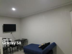 辛加东卡Two Bedroom Holiday Home- Olosara Sigatoka Guest House的客厅配有蓝色的沙发和书桌