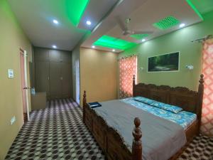 斯利那加AuraB&B Homestay的一间卧室设有一张带绿色天花板的床。