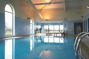 达文特里Staverton Park Hotel & Golf Club的大楼内一个蓝色的大型游泳池