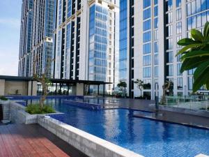 巴淡岛中心Amazing view 2 bedrooms new apartment的一座位于城市的游泳池,有高大的建筑