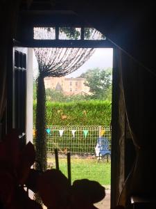 CussacMaison Blanche De Hudson的窗户享有带围栏的庭院景致