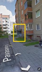 马热伊基艾Pavasario g. apartamentai的建筑前的街道上的一个黄色盒子