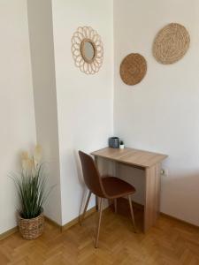普罗夫迪夫City Garden Apartment的一张桌子和一把椅子