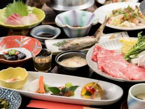 由布市Sanso Matsuya的一张桌子上放着许多盘子的食物