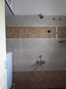 迈索尔Athreyas@60/A的一间带水龙头和卫生间的浴室