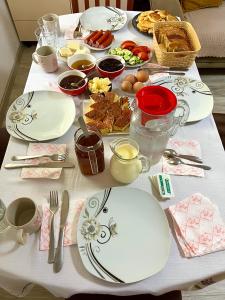 Guesthouse Gezim Selimaj提供给客人的早餐选择