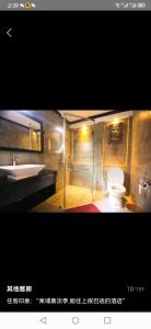 西哈努克Twin Palms Resort的浴室配有盥洗盆、卫生间和盥洗盆。
