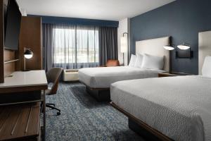圣地亚哥圣地亚哥米森谷/酒店区万怡酒店的酒店客房配有两张床和一张书桌