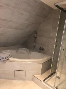 诺尔多夫Seaside-Amrum-17的带浴缸的浴室