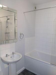 韦克菲尔德Parkside Apartment Normanton的白色的浴室设有水槽和浴缸。