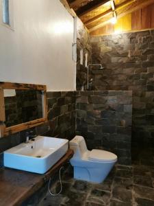 武吉拉旺Rambai Tree Jungle Lodges的浴室配有白色卫生间和盥洗盆。