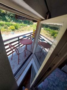 特拉夫尼克33 Lipe的阳台配有桌椅,享有风景。