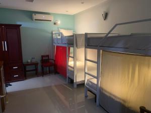 岘港Central Beach Hotel的一间客房内配有两张双层床的房间