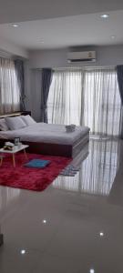 清迈CHIANG MAI Home的一间卧室设有一张床和一个大窗户