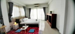 清迈CHIANG MAI Home的一间小卧室,配有一张床和一张桌子