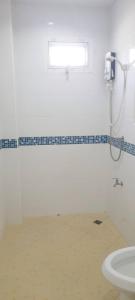 清迈CHIANG MAI Home的带淋浴和卫生间的浴室