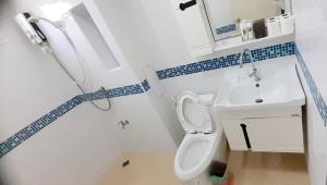 清迈CHIANG MAI Home的一间带卫生间和水槽的浴室