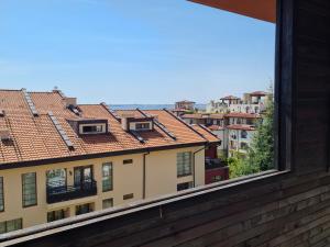 圣弗拉斯MitProt ApartCompleks Panorama Bay 2的从建筑的窗户欣赏美景