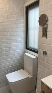 马德里C7 Exclusiva zona Madrid的白色的浴室设有卫生间和窗户。