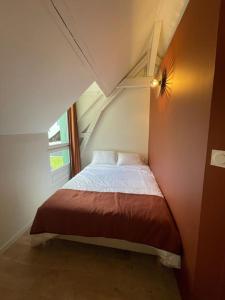 雷恩Maison du Thabor的一个小房间的小床,设有窗户