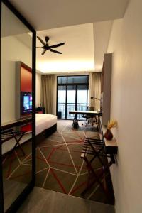 吉隆坡M101 KLCC KL city King Suites by Livin的客房设有带一张床和吊扇的卧室。