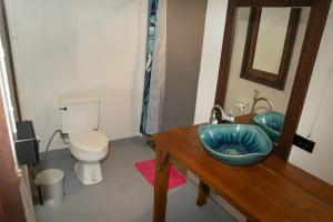 拜县K-Bunk Hostel Pai Walking Street的浴室配有蓝色水槽和卫生间。