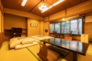 秩父市Ryokan Hiyoshi的一间设有床铺和桌子的房间