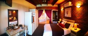 WitelsbosTsitsikamma on Sea Resort的一间卧室设有一张大床和砖墙