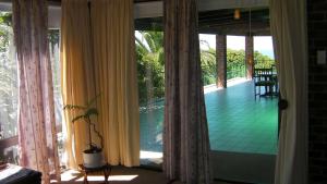 WitelsbosTsitsikamma on Sea Resort的从带窗户的客房内可欣赏到游泳池的景色