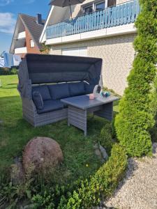 LotteHaus der Erholung App 2的院子里的一张蓝色的沙发和一张桌子