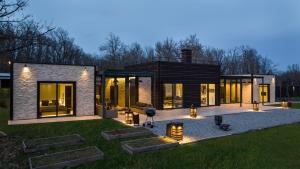 AvcılarPalivor Çiftliği的草上灯火通明的现代房屋