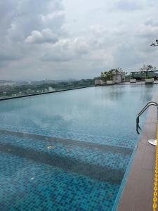 Bandar Baru BangiINAP DESA EVO BANGI的一座大楼顶部的游泳池