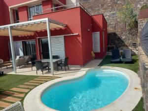 马斯帕洛马斯Villa Vista Golf Salobre - Maspalomas self-sufficient with pool heating的一座房子后院的游泳池