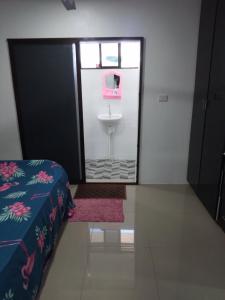 南迪Island Guesthouse - entire one bedroom unit with kitchen & a bathroom centrally located in Votualevu的一间带水槽的浴室和一张位于客房内的床