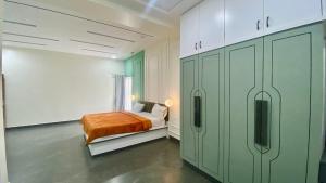 科代卡纳尔Willostays BlessedBlooms kodaikanal的一间卧室配有绿色橱柜和一张床