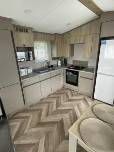 米勒姆Lake View 92的铺有木地板并配有白色冰箱的厨房