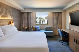 米尔布雷旧金山机场威斯丁酒店的酒店客房设有一张大床和一台电视。