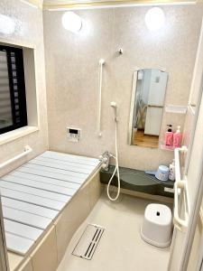 高松浜町小院别馆的浴室配有盥洗盆和浴缸。