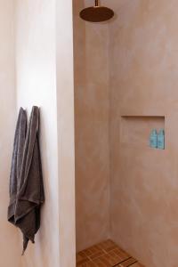凯阿玛Heights Guesthouse - Hideaway in Kiama Heights的墙上挂着毛巾的淋浴