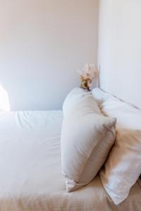 凯阿玛Heights Guesthouse - Hideaway in Kiama Heights的白色的床和白色枕头