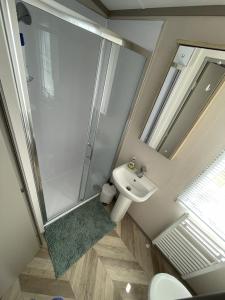 米勒姆Lake View 92的带淋浴、盥洗盆和镜子的浴室