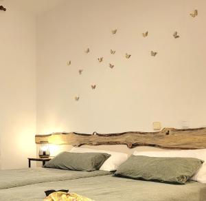 HOSTEL Villanueva的一间卧室设有两张床,墙上挂着蝴蝶。