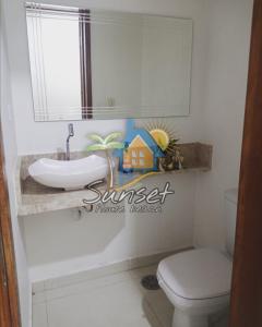 瓜鲁雅Sunset house Beach (casa grande enseada Guarujá)的一间带水槽、卫生间和镜子的浴室