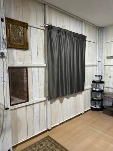 瓜拉丁加奴Haji Othman Farm的一间设有窗帘和窗户的房间