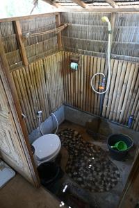卡里蒙贾瓦邦加佳贝度假屋的一间带卫生间和淋浴的小浴室