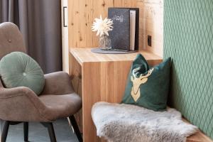 索尔登加尼柔丝迪卡酒店的一间设有两把椅子和一张带枕头的桌子的房间