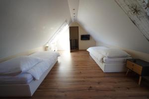黑尔德克"SANO" Apartments - Herdecke - Maisonette - Balkon - Tiefgarage的带2张床的阁楼客房
