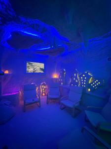 米尔哥罗德PerfectHotel的洞穴内的房间,配有蓝色的灯光和椅子